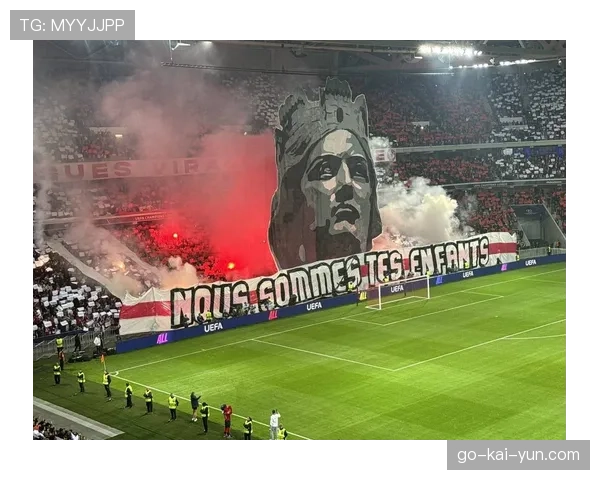 球迷看台展示巨型TIFO，图案为球队传奇边锋的传中瞬间